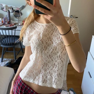 Vit spetstopp - Säljer en söt vit spetsblus❤️