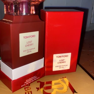 Tom Ford Lost Cherry Eau de Parfum 100 ml - Säljer en lyxig parfym från Tom Ford, Lost Cherry, i en elegant röd flaska. Doften är en Eau de Parfum och kommer i en 100 ml flaska. Perfekt för den som älskar en djup och fruktig doftupplevelse. Pris går att diskutera 