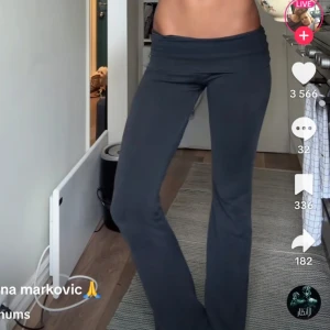 grå low waist yogapants - Säljer mina mörk grå yogapants pants från Gina Tricot då jag växt för mycket på längden sen jag köpte dem. Använda väldigt varsamt så finns inga skador alls på dem. Är i storlek Xs. För referens är jag 172, skulle säga de skulle passa i längden för någon som är mellan 160-165 om man vill att de ska gå hela vägen ned till marken. ❤️❤️(köpta för 360kr) 