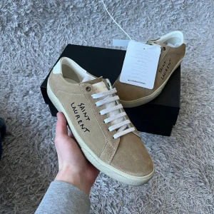 Saint Laurent Court Classic - Säljer dessa helt NYA Saint Laurent skor med tags kvar! | Court Classic modellen som är mycket svår att få tag på! | Storlek 41,5. | Alla orginal tillbehör kommer med förutom extra snören!