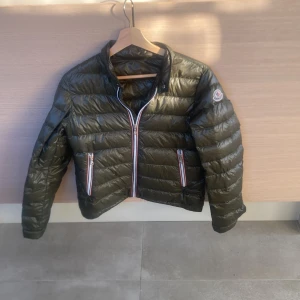 Moncler jacka 13 år - Säljer en riktig snygg mörkgrön vår jacka från moncler. Den är i väldigt bra skick och är självklart äkta. Storleken är 155cm ish. Hör av er vid frågor 