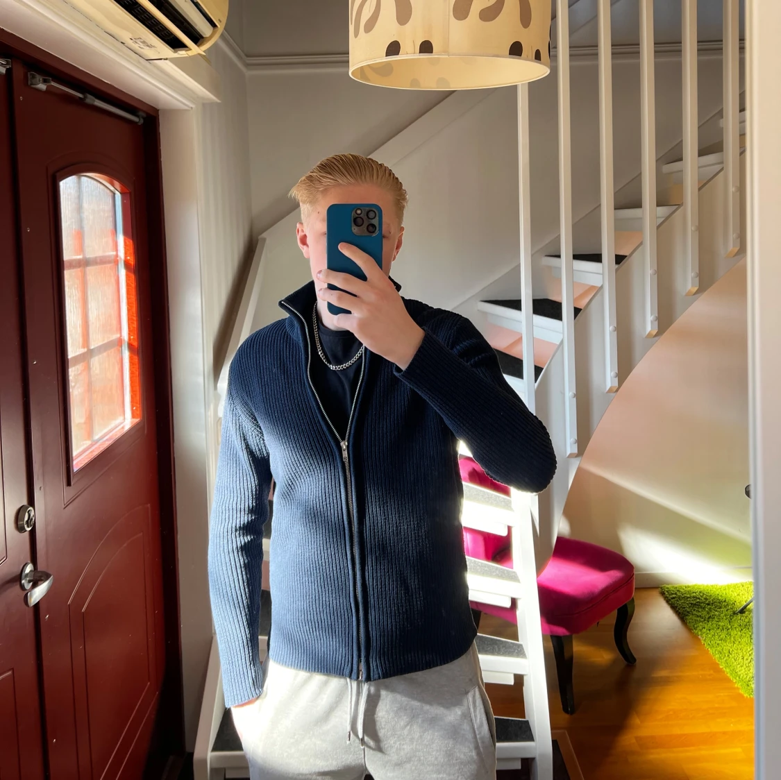 Mörkblå stickad tröja med dragkedja från 157