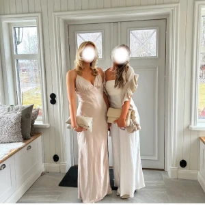 Champagne färgad balklänning - Säljer denna skit snygga balklänning i champagne färg, helt ny och aldrig använd 💞💞