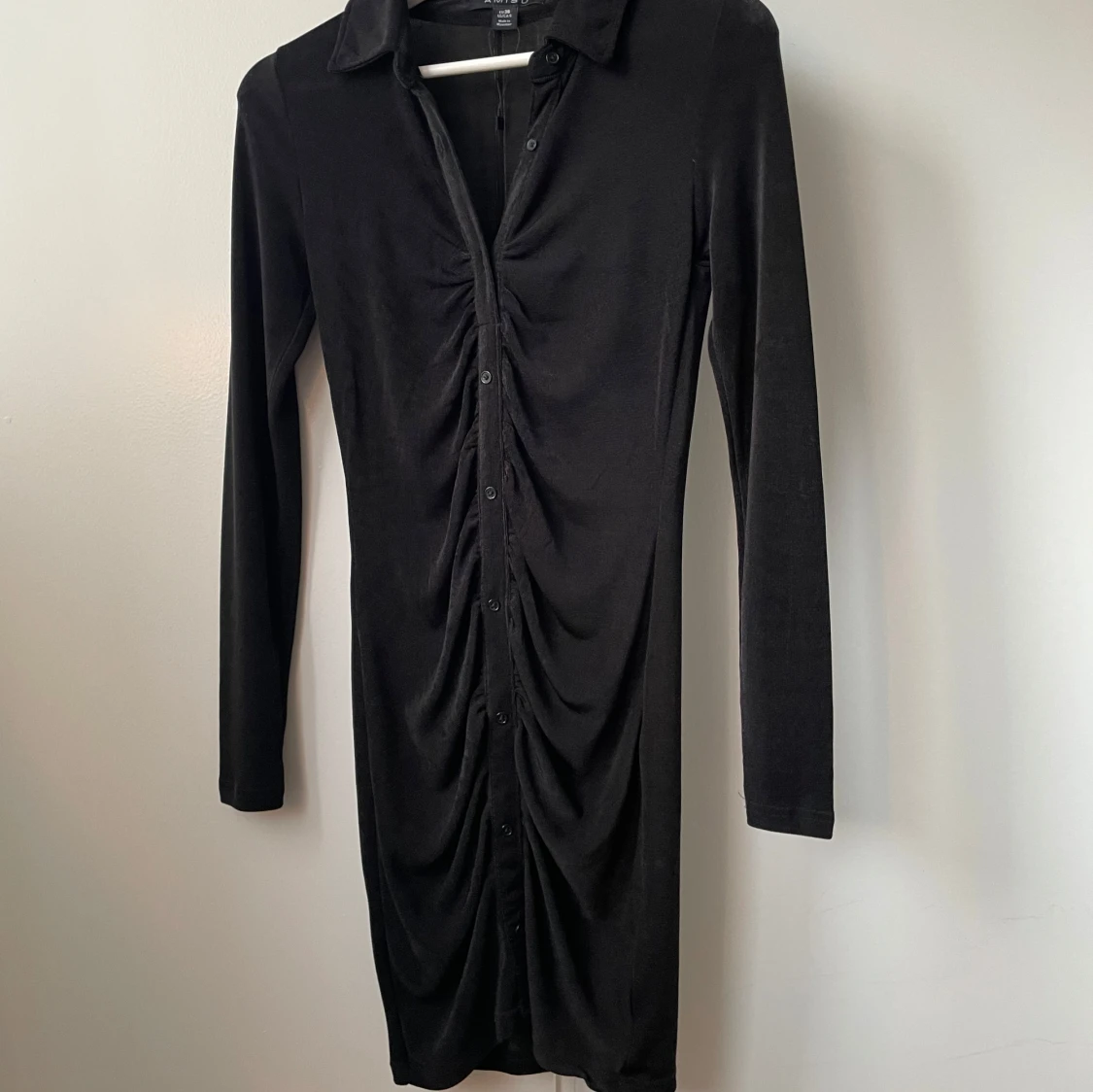Svart långärmad klänning med knappar