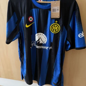 Inter Milan matchtröja  - Säljer en Helt ny Inter matchtröja. Tröjan har ett tryck med 'Lautaro' och nummer 10 på baksidan samt Serie A-märke på ärmen. Denna modellen är liten i storlek.