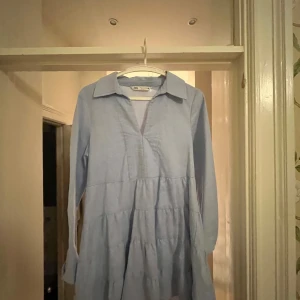 Ljusblå känning från Zara! 💙 - Säljer en ljusblå klänning från Zara. Bra skick! Pris kan diskuteras