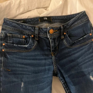 Blå jeans från LTB - Snygga blå jeans från LTB, utsvängda där nere. Om man är intresserad att köpa skriv till mig då! Tryck inte köp nu! Min köp nu funkar inte❤️