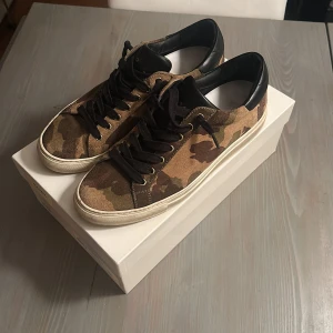 Sandays Wingfield  - Ett par feta skor från ”Sandays” i färgen camo. Cool o unik sko. Sjukt kvalitativ sko med material från Italien. Skorna är i ett mycket bra skick. Säljer pga att jag inte får användning av dem. Nypris 2000kr