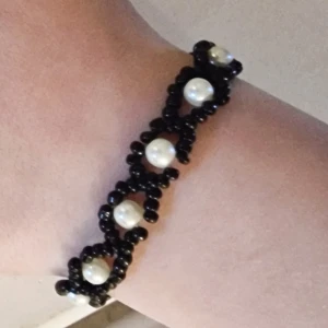 Checkmate! Svart och vitt armband för barn - Checkmate" armband! Svart & vitt, stilrent & unikt. Handgjort med kärlek! Perfekt för 6-8 år. Anpassar storlek och färger efter dina önskemål! Samfraktar! 