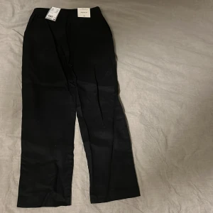 Svarta linne byxor - Oanvända svarta linne byxor med prislapp kvar. Byxorna har en rak passform och kostar i butik 399kr