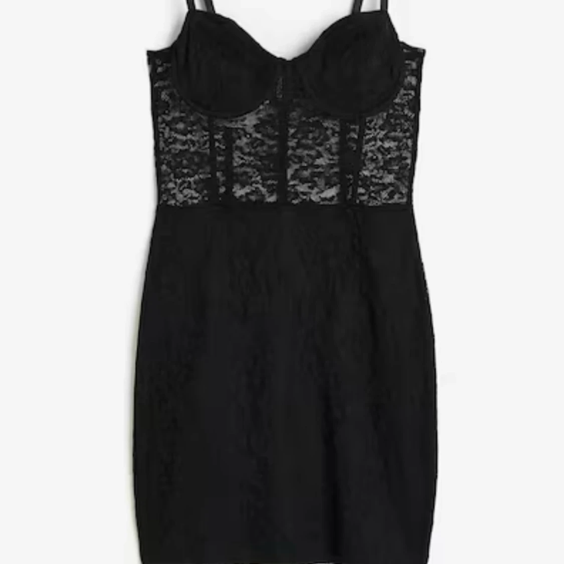 Svart spetsklänning med axelband