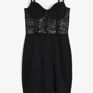 Svart spetsklänning med axelband - Elegant svart klänning med spetsdetaljer och justerbara axelband. Perfekt för en stilfull kväll. Klänningen har en figurnära passform och en vacker spetsdesign som ger en lyxig känsla.Ny pris 199kr