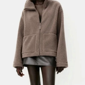 Brun teddyjacka med dragkedja - Mysig brun teddyjacka med dragkedja och hög krage. Jackan är i nyskick o säljer då den inte kommer till användning längre, skriv för fler bilder💓