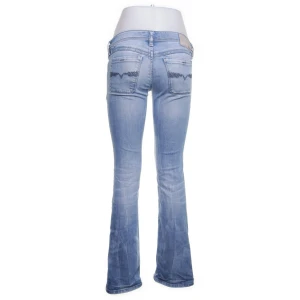 Lågmidjade diesel jeans strl 28 - Säljer ett par snygga blå jeans från Diesel. De är lågmidjade i strl w 28 L32, säljer pga de inte passar!, lite små i storleken passar xs. supersnygga fickor oxh bootcut ben!