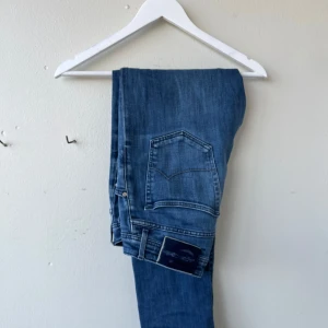 Jacob Cohen 622  - Snygga blå jeans Jacob Cohen med mörkblå färg och perfekt slitning. Byxorna har en knappgylf i model 622 .Perfekta för hösten sjukt bra skick!🍾