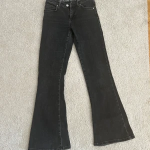 Svarta jeans med låg midja och utsvängda ben - Snygga svarta jeans med låg midja och utsvängda ben. Dem är från bikbok