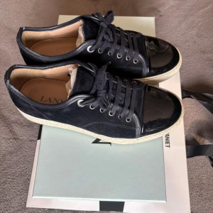 Svarta sneakers från Lanvin i mocka - Säljer nu mina lanvin skor som jag har hållit i ett bra skick. Mockan är inget fel på, några småfel nära hälen. Priset är inte hugget i sten, kan gå ner i pris vid en snabb affär. Storlek 40, men passar 42-42,5
