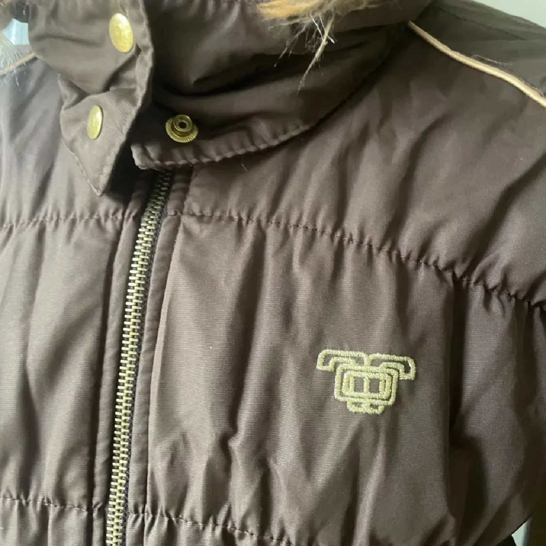 Brun pufferjacka med fuskpäls och dragkedja - 1