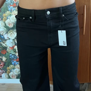 Svarta wide jeans - Svarta jeans från 157 med breda raka ben. Nyskick 