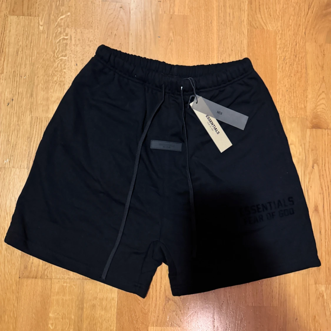 Svarta essentials shorts