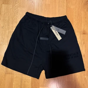 Svarta essentials shorts - Svarta essentials shorts. 