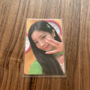 Dahyun från Twice photocard - Ett Dahyun photocard från Between 1&2 era. Jag samlar inte på kpop kort längre så säljer massor! Gå in på min profil för att se fler:) 