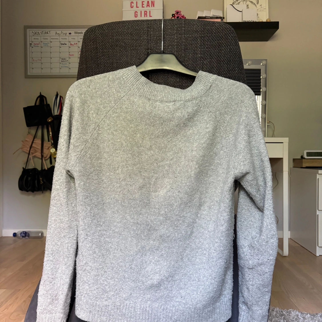 Grå stickad tröja  - 1
