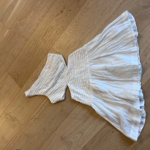Vit axelbandslös klänning - Säljer en söt vit klänning som passar perfekt som studentklänning. Stl ca xxs-xs. Den är tyvärr för liten för mig. Fint skick! 
