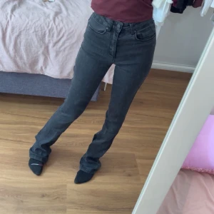 Svarta jeans - Säljer dessa svarta jeans från only i storlek 32❣️