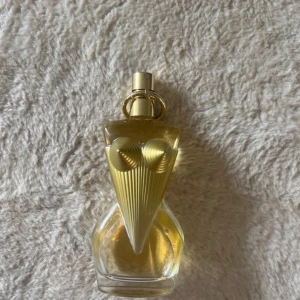 Jean Paul Gaultier divine parfym  - 50ml flaska, på andra bilden ser man hur mycket finns kvar 
