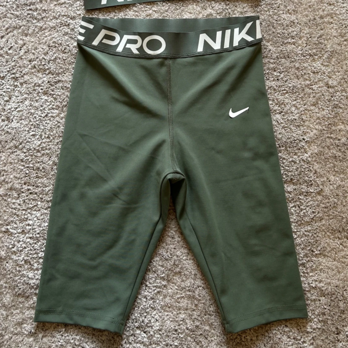 Nike Pro grön träningstopp och shorts