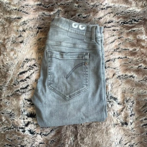 Dondup jeans  - Tja, säljer dessa dondup jeans i modell George. Storlek 33 men sitter som 32. Använda men i väldigt fint skick. 105 cm i längd.