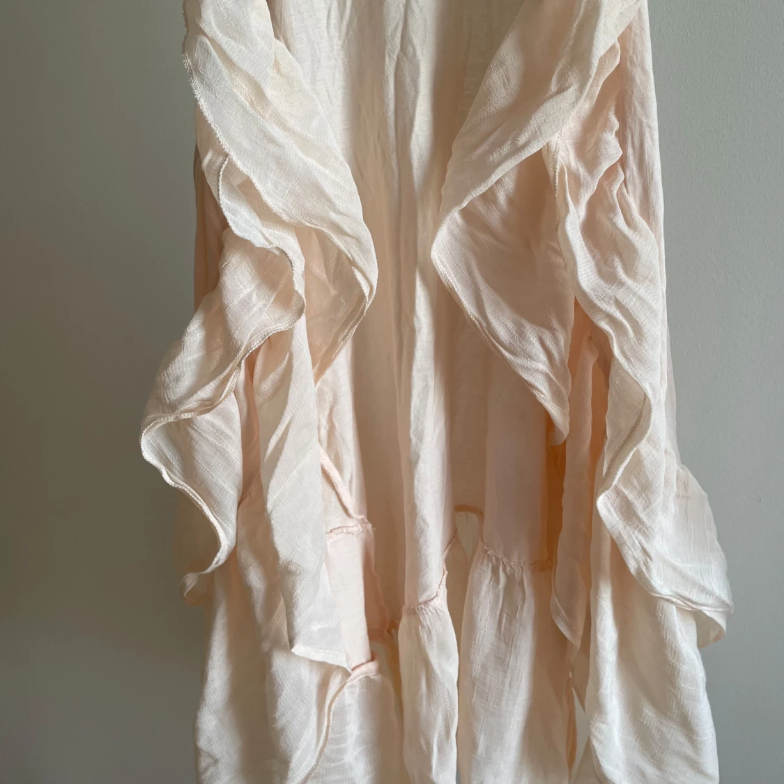 Korallfärgad väst med volanger - 1