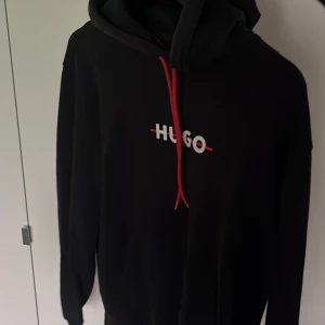 Hugo boss hoodie - || Fet ”Hugo” hoodie som är stilren och enkel || Skicket är som nytt || Frågor och funderingar är det bara att höra av sig💫||