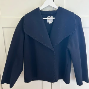 Marinblå kappa från Gina Tricot - Jag säljer den här jättefina marinblåa kappan från gina young💞Perfekt till hösten och våren!