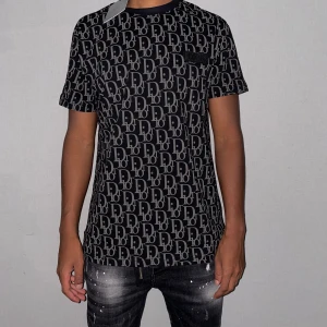 D.io.r  T-shirt storlek M - Storlek M. Helt ny. Fin replika med grym kvalitét. Normal i passformen. Pris: 950kr. Först till kvarn. Skickas direkt inom 24h