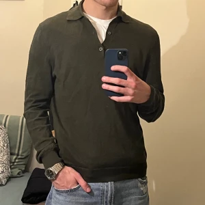 Rugbytröja - Bläck - Storlek S och skicket är i princip 10/10. Passar även M! Nypris är ca 699. Skriv om ni undrar över något!