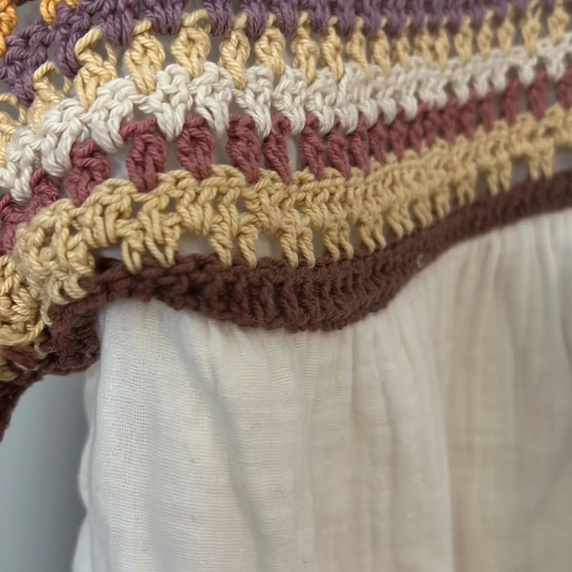 Vit och brun omlottklänning med virkade detaljer - 1