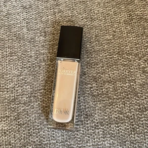Dior Forever Skin Correct Concealer - Har andvänt den 1-2 gg, inte mycket för var lite för mörk för mig.                Dior Forever Skin Correct är en krämig concealer i nyansen 3C. Den kommer i en lyxig, fyrkantig glasflaska med svart lock och silverfärgad Dior-logga. Ger full täckning och återfuktar i upp till 24 timmar. Perfekt för att täcka mörka ringar och ojämnheter.