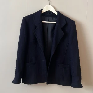 En tjock kavaj - En varm kavaj perfekt till hösten och våren då man vill vara lite extra fin. Den är stilren och passar till allt. Säljer då den inte kommer till användning längre vilket är synd då den är så snygg. 