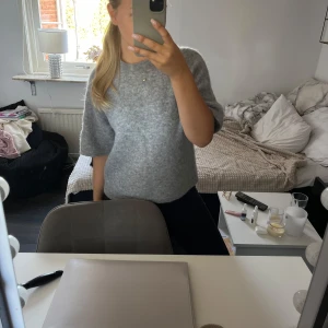 Stickad T-Shirt - Superfin stickad T-Shirt från & Other Stories. Den är använd väldigt sällan och är i jättebra skick! Orginalpris 790 kr💗