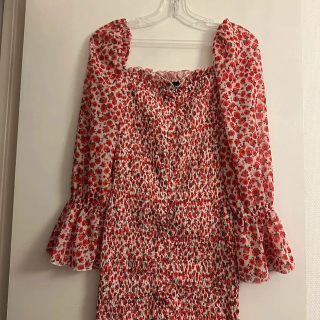 Blommig kortklänning från Parisian