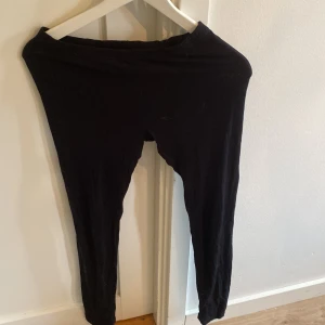 Svarta leggings i bomull - Svarta leggings med tight passform och stretchig midja. Tillverkade i mjukt bomullsmaterial, perfekta för en chill och bekväm stil. Enkla att matcha med oversized t-shirt eller hoodie.