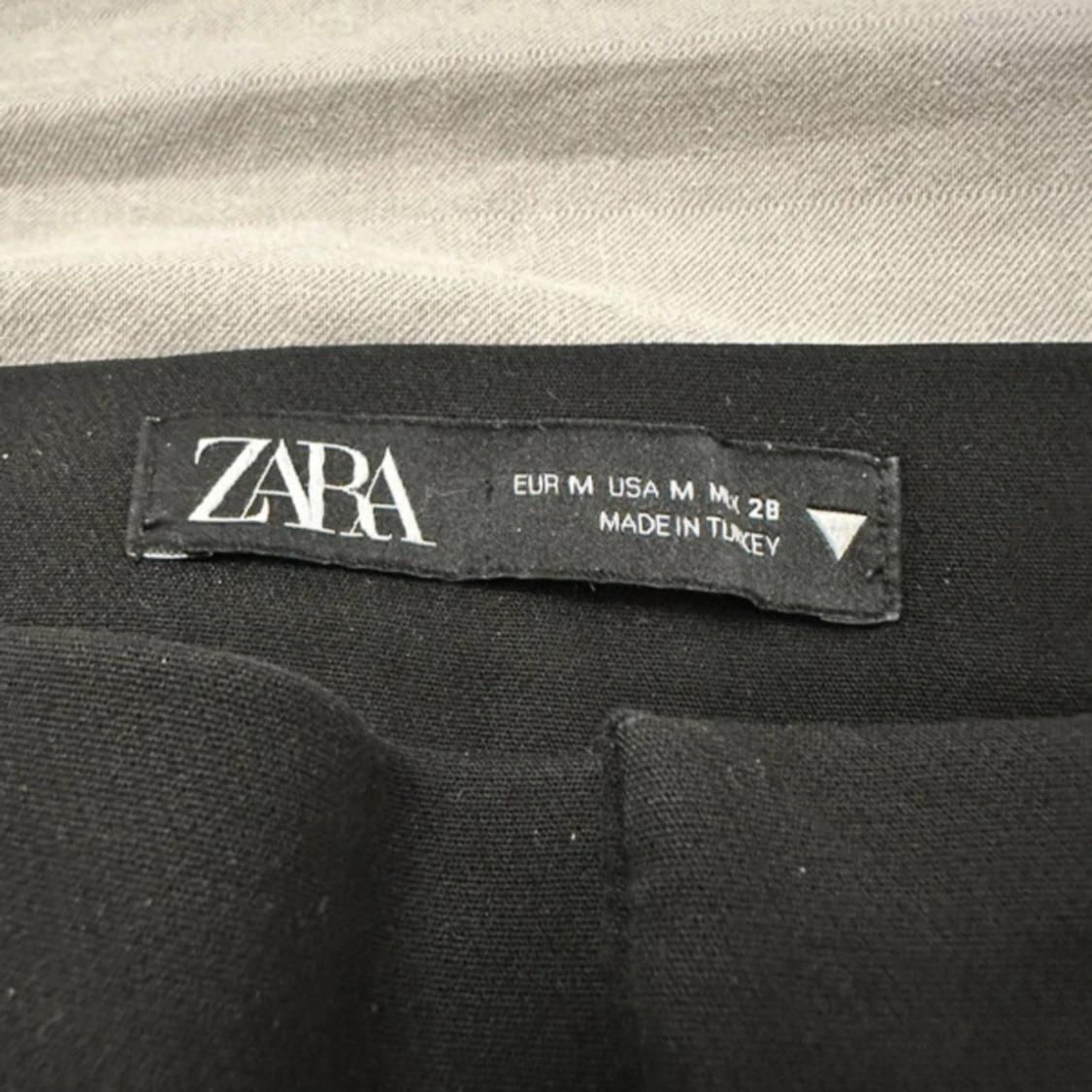 Svarta bootcut byxor från Zara - 2