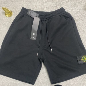 Stone Island shorts – svarta, nya med tag, strl M - Helt nya och original Stone Island shorts i svart, storlek M. ✔️ Ny med tag kvar ✔️ Ikonisk design med Stone Island-kompasspatch ✔️ Premiumkvalitet och perfekt passform  Passar både till vardag, sommar och streetwear-stil – svåra att få tag på helt nya!  skickas samma eller nästa dag😊