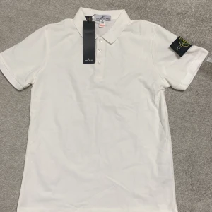 Stone Island t-shirt – vit, kort ärm, ny med tag, strl M - Helt ny och original Stone Island t-shirt i vit färg, kortärmad, storlek M. ✔️ Ny med tag kvar ✔️ Klassisk och stilren design med Stone Island-detaljer ✔️ 100% äkta – ett måste för alla som gillar streetwear och premiumkläder  En tidlös t-shirt som funkar både till vardag och fest – svår att få tag på ny. Skickas samma dag eller nästa dag😊