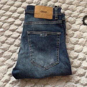 Blå jeans från Zara Man dnwr. - Säljer mina Zara jeans som är i princip nytt skick med små slitage vid fickor och ben. 