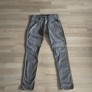 Replay Anbass - Tvärsnygga replay anbass jeans i storleken 29/32. En efterfrågad modell i jeans.                      Kontakta vid minsta fråga.                                          MvH