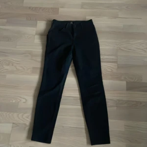 Lee Jeans - Säljer ett par stilrena Lee jeans i storleken 27/31. Dessa jeans är perfekt till alla outfits. Vafan har inga tecken på användning och är i perfekt skick.                                                                 Hör av er vid minsta fundering