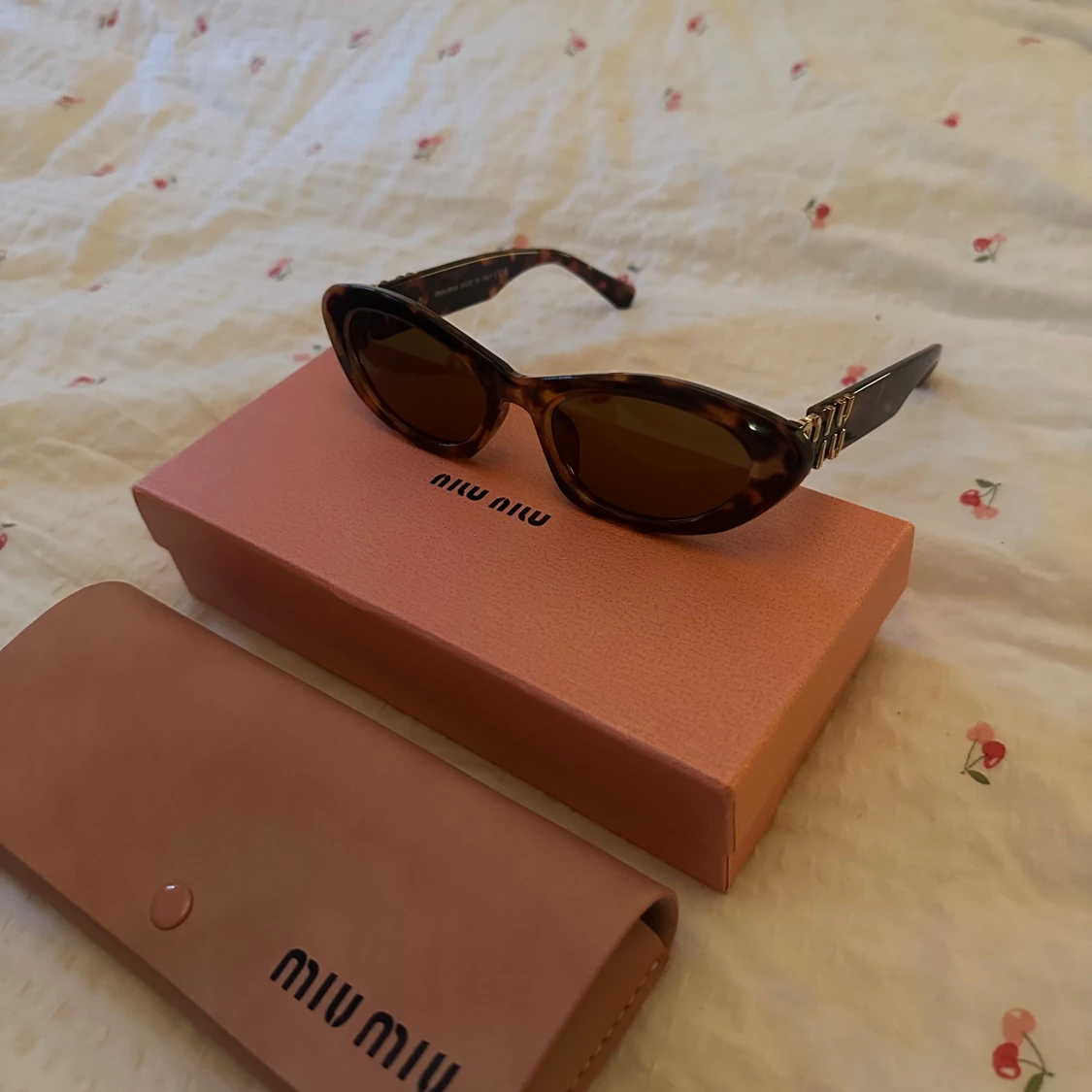 Bruna cat eye solglasögon från Miu Miu - 1